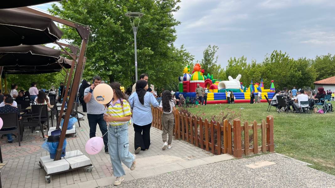 Selçuklu’da karne sevinci şenliğe dönüştü! Yüzlerce çocuk akın etti 17